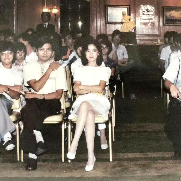 1981年4月，香港，坐在C位的邓丽君美的像天使，她旁边的男人也很有气质，大喇叭