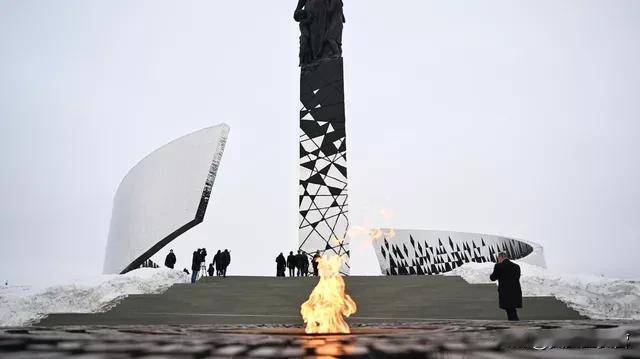 俄罗斯驻德国大使表示，俄罗斯要求德国承认第三帝国及其帮凶针对苏联各族人民实施的罪