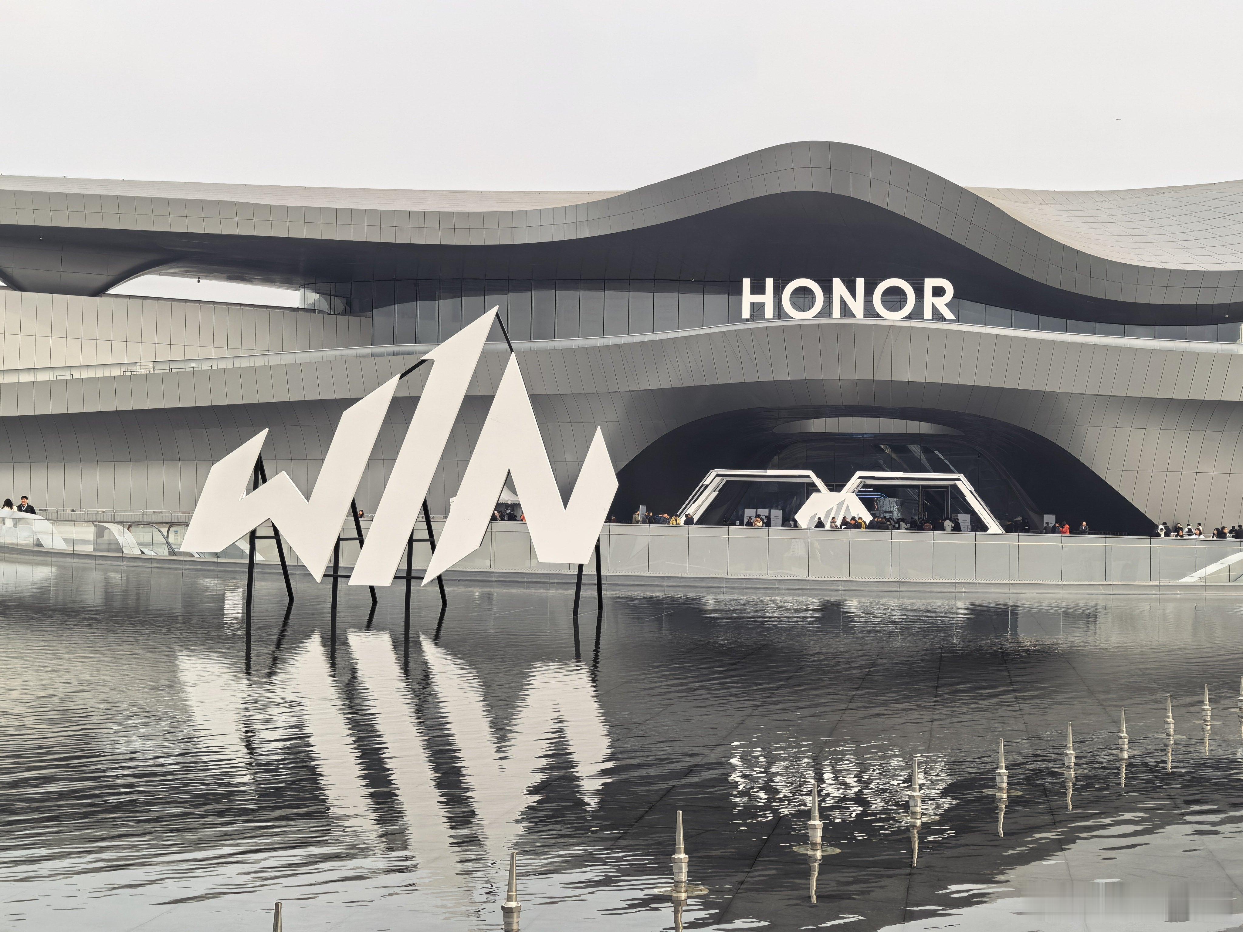 可能是史上最抽象的手机发布会，全新荣耀WIN系列手机发布会要开始了！除了硬件性能