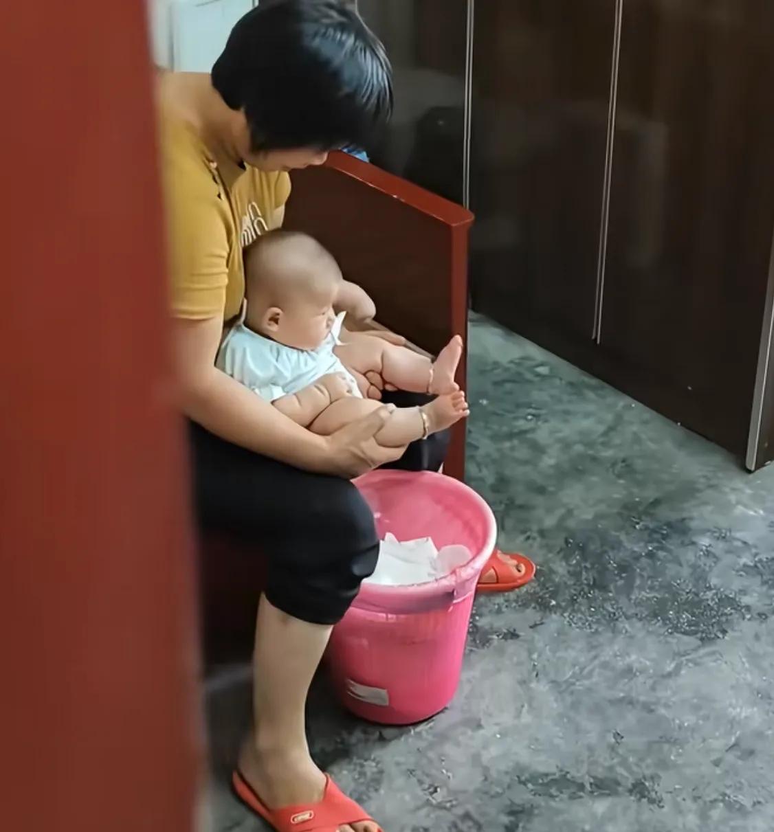 把屎尿是最好的，养成习惯了，以后小孩就会自己大小便！
从古至今没有一个把尿把坏的