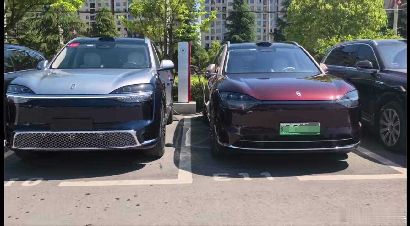 昨天有个新旧问界M9的对比图，明显是调了空悬高度的，那个差别很离谱。这张图应该靠
