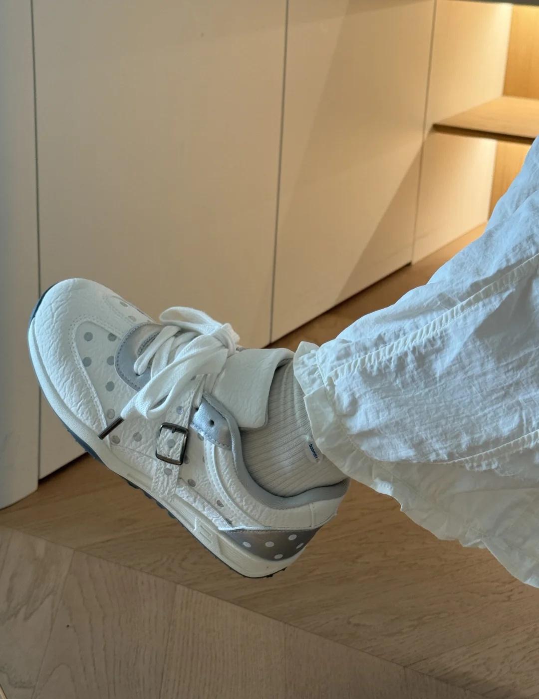 一双百搭又特别的板鞋～
小众休闲鞋 小众鞋子 鞋子新款2026 休闲运动鞋 春夏