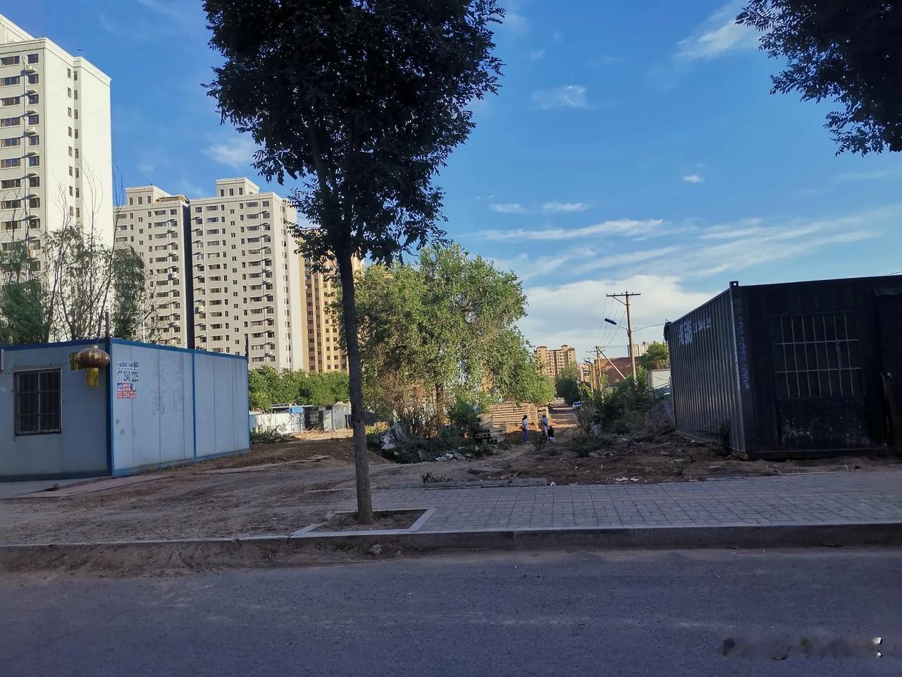 前些年的城中村
改造了一半留了一半
成了现在这个样子
高耸的楼房和征拆后的废墟