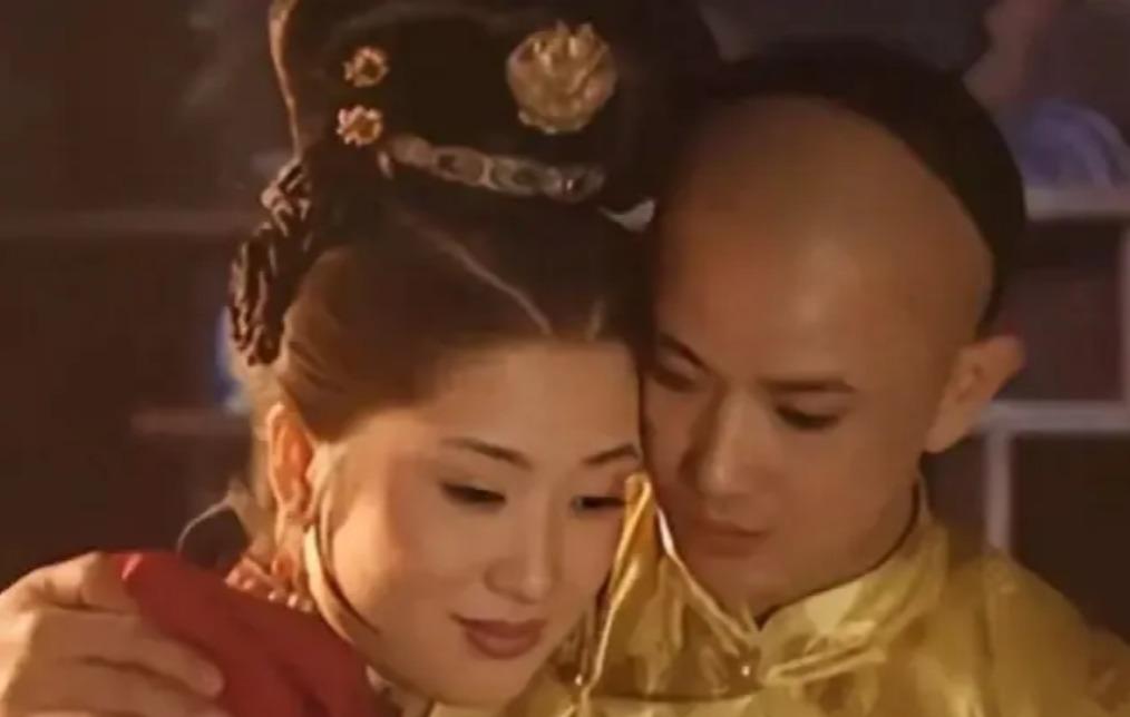 1665年，一天晚上，侍女阿露照顾12岁的康熙上榻后，她正准备离开，却被康熙一下