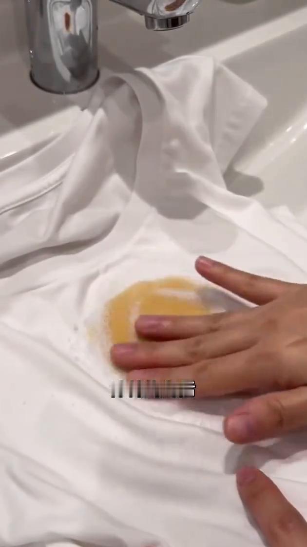 衣服油渍清洁小方法。
在衣服有油渍的地方先撒上食盐，涂抹均匀后再加点洗洁精搓洗一