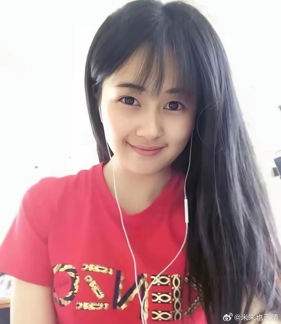 白鹿没出道前，原来是长这样的，和现在差别好大的吧，越来越好看了 