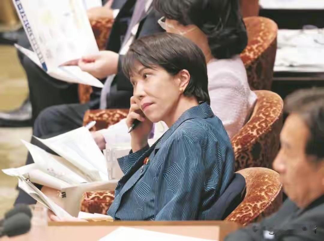 不知道是谁说的，堂堂一国首相，在APEC登场，众目睽睽之下，挤眉弄眼，像个夜总会