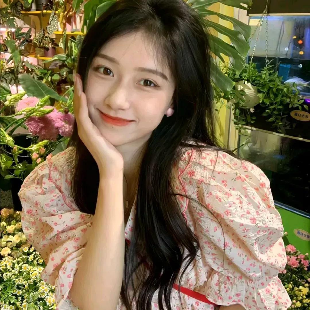 温柔笑靥，绿植相伴，花海中的甜美瞬间。