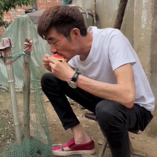 这句话说出来，吸引人的已经不只是一个网红低头了，而是那套靠“豪横人设”吃饭的路子