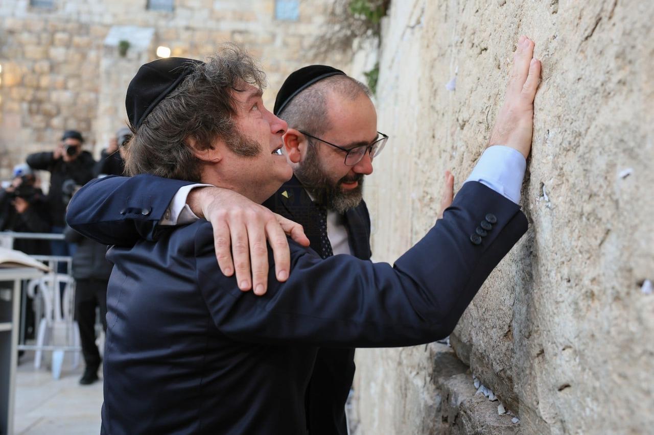 据媒体消息：米莱在阿根廷的受欢迎程度急剧下降。
最近的一项调查显示，大约 60%