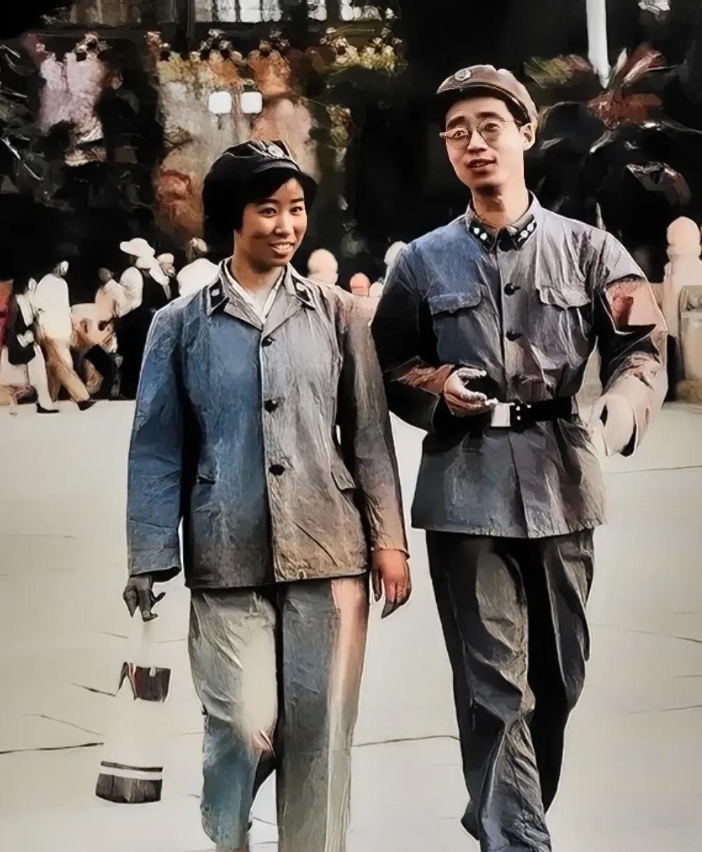 60年代的街道上，一对男女军官漫步而过。男军官身着整齐的军装，腰间系着一条沉稳的