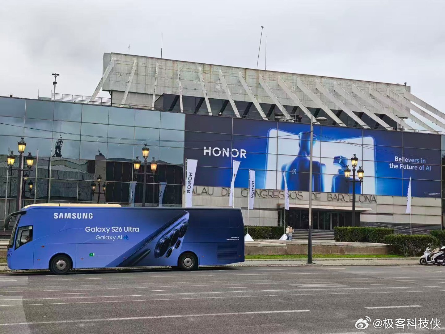 风水轮流转。 十年前三星各种“贴脸”开大狙苹果，现在全瞄荣耀了。从iPhone到