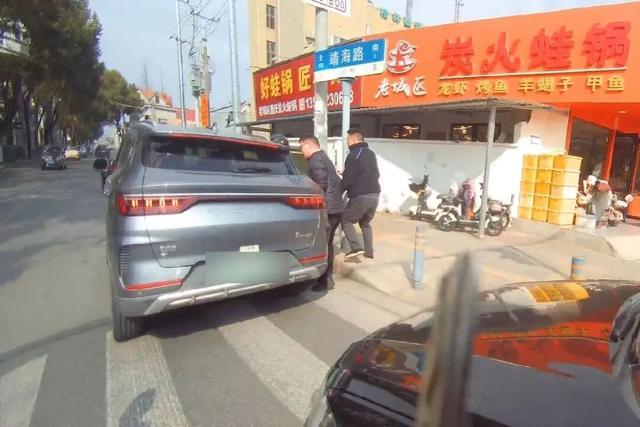 上海阿姨被骗10万不甘心，豪掷35万约骗子沪南公路“对决”！警方火线出击，结局惊