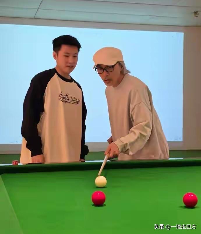 昨天，中国斯诺克名将赵心童在社媒分享了他与周星驰一起打台球的照片，笑称自己终于练