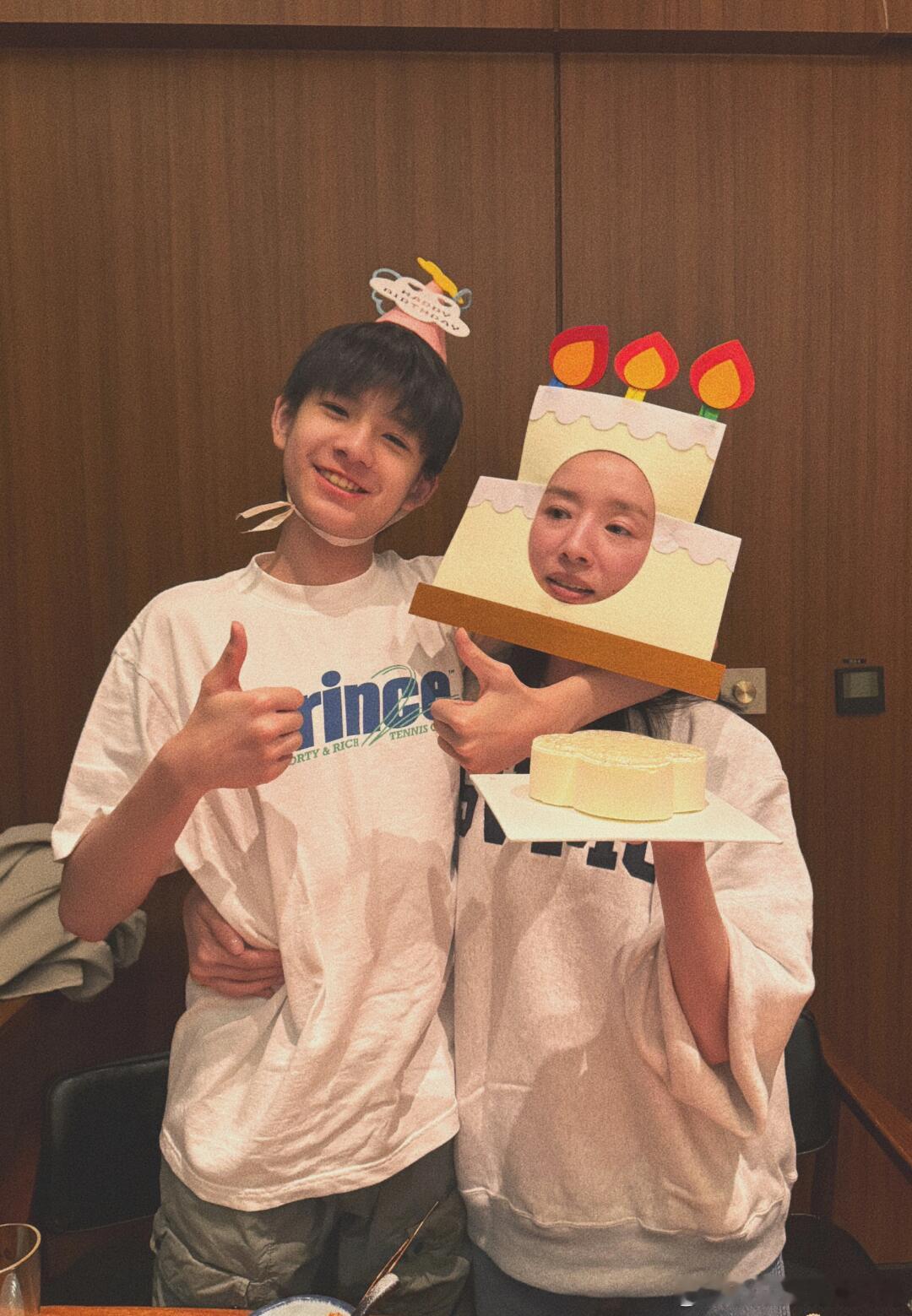 #董洁顶顶合照##董洁与儿子合照# 董洁顶顶合照，儿子随妈，太帅了！ ​​​