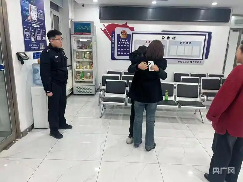 有些离别，只是一时负气；有些重逢，却等了半生。一个赌气离家的小伙子，因为一句 “