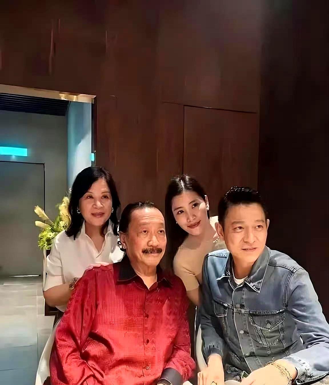 刘德华这趟回马来西亚，桌上谈的不是家事，是生意。
狗仔的镜头只拍到家庭聚餐。
但