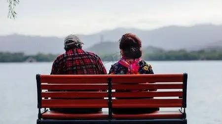 老之将至，人生的味儿淡了——
       昨天闲逛，坐公交车寻地铁站，经过了几