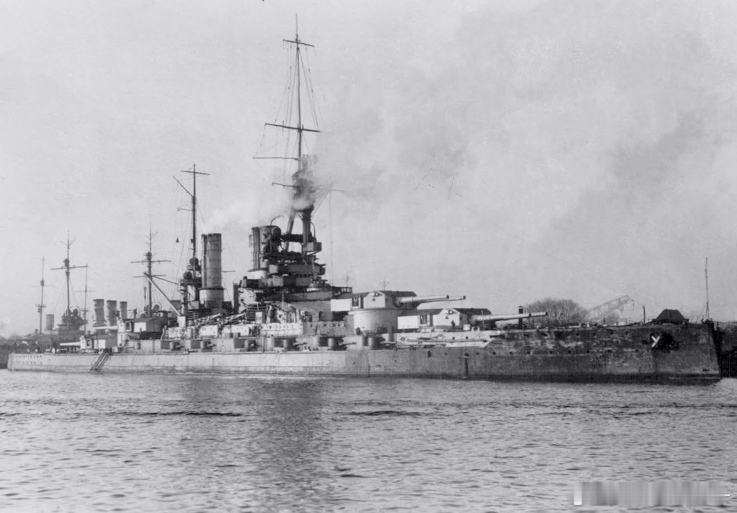 停靠在威廉港的德皇海军巴伐利亚号战列舰，摄于1918年。此时距离大厦将倾已经不远