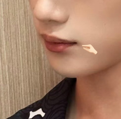 哎，她现在太瘦了 颧骨和脸颊部分已经有点皮贴骨 所以反而衬得她的嘴唇更柔软饱满了