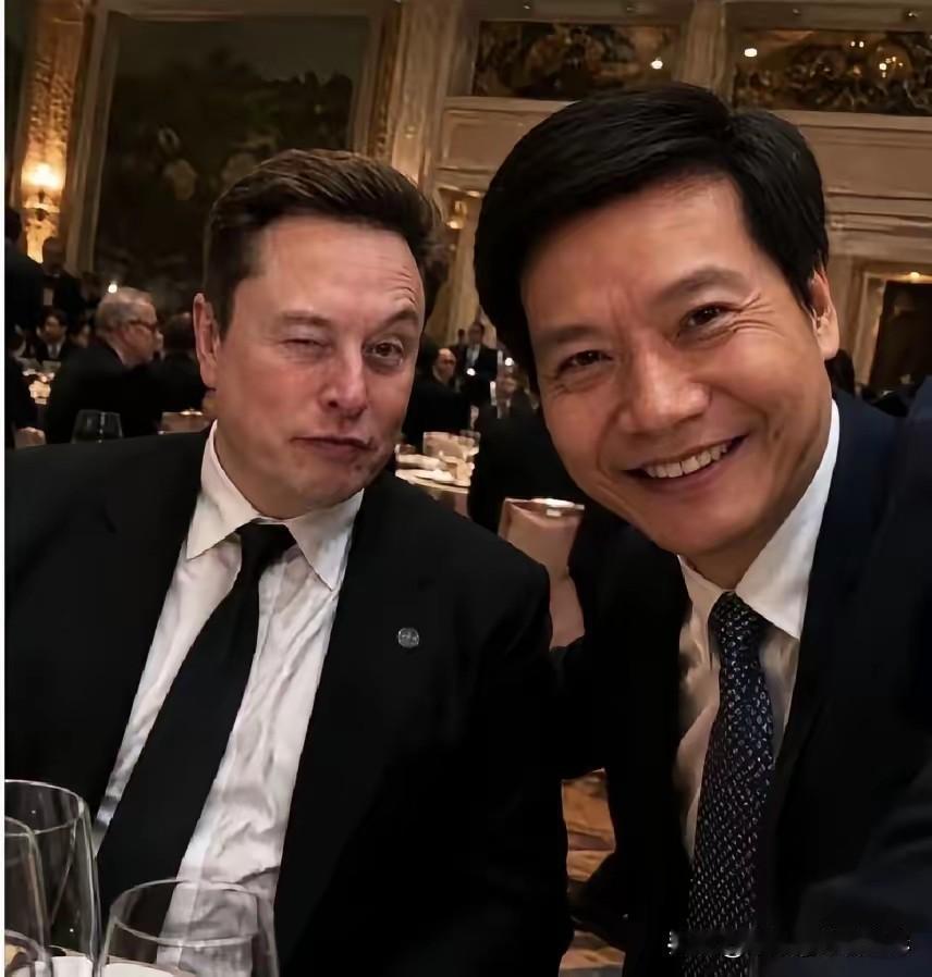 在这庄严又温馨的人民大会堂国宴厅里，灯火璀璨，气氛热烈，这两位分别来自东西方的科