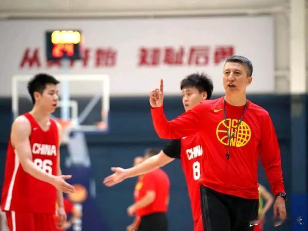 打韩国内线不吃紧，胡金秋，余嘉豪，李祥波，哪个都行，都能轻松拿捏韩国。
郭士强需