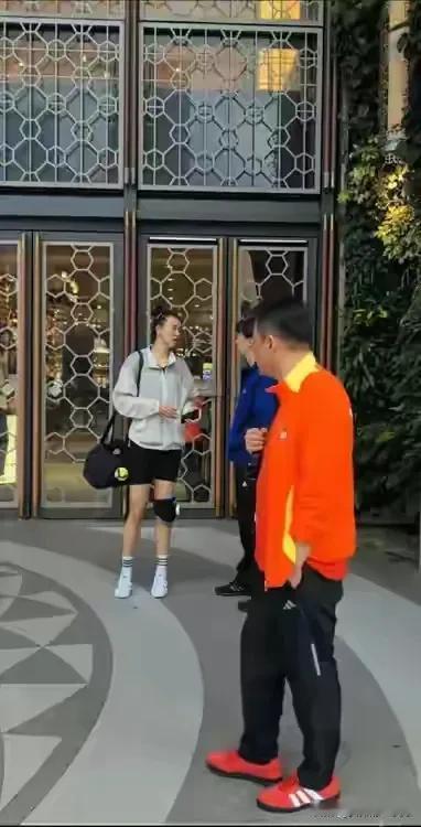 蔡斌的这个表情非常有含义
       中国女排在世联赛香港站等待前往比赛场馆的