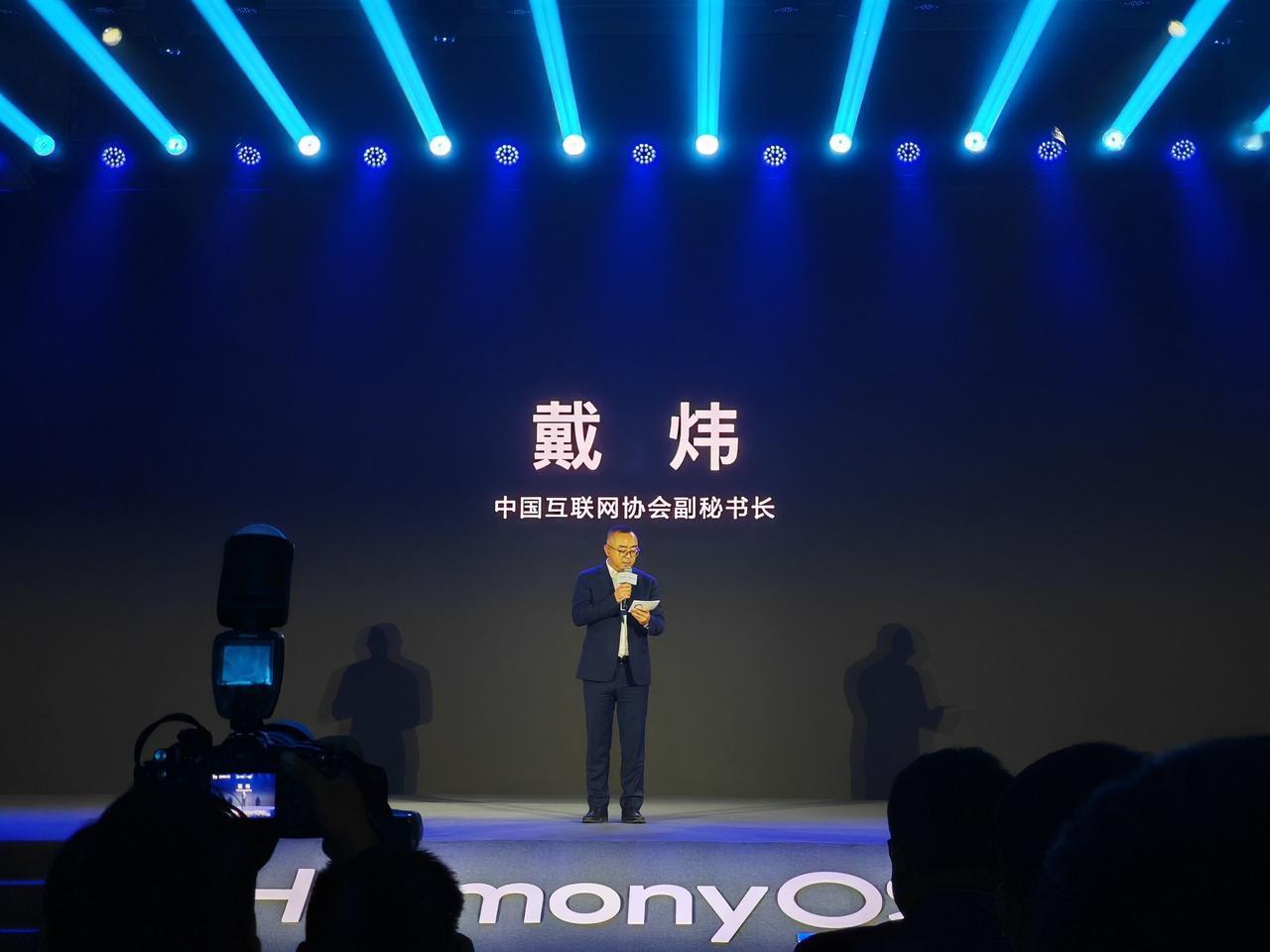 操作系统也是自主可控的重要一环，周鸿祎周总也来了，看来一会儿也要上台。[马思纯的