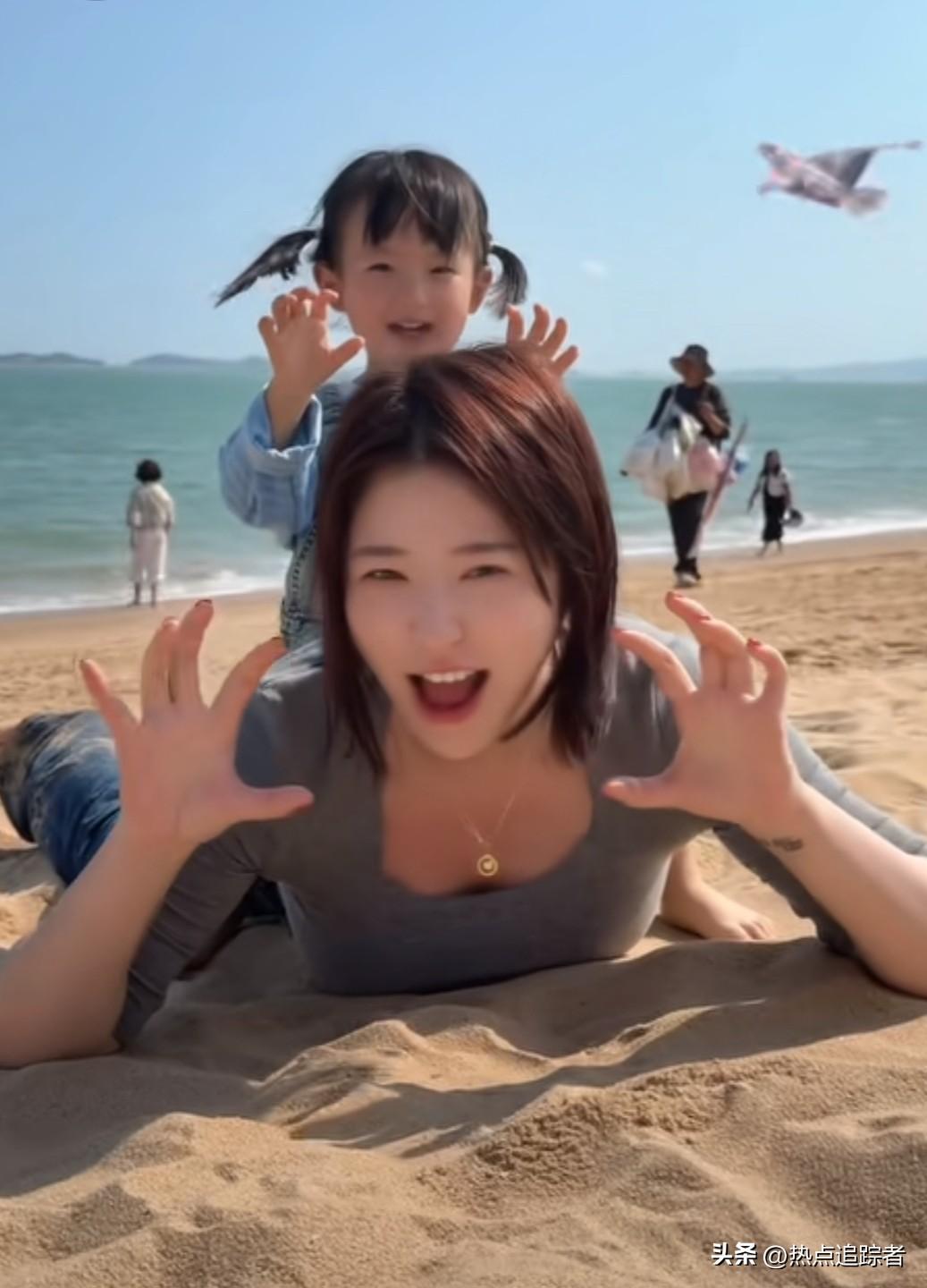 今天傍晚，黄一鸣更新了一则她带闪闪在海边游玩的视频。视频中，母女俩相处的画面十分