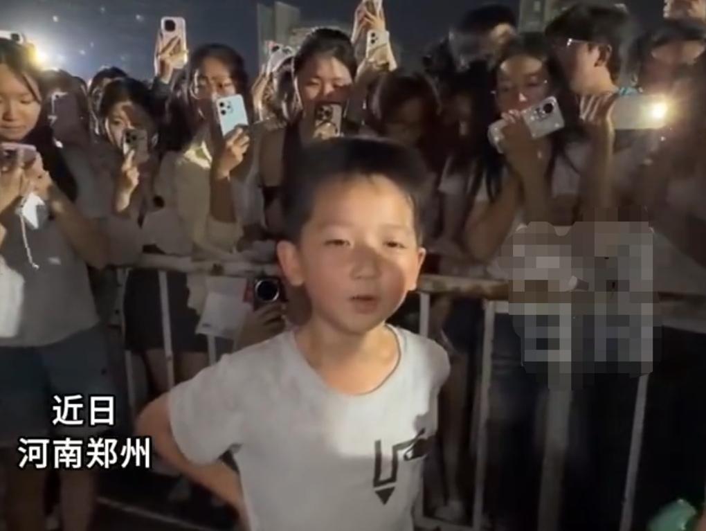 河南郑州街头，一处不起眼的废品小摊围了不少人，大家远远看着，小声议论，却没人靠近