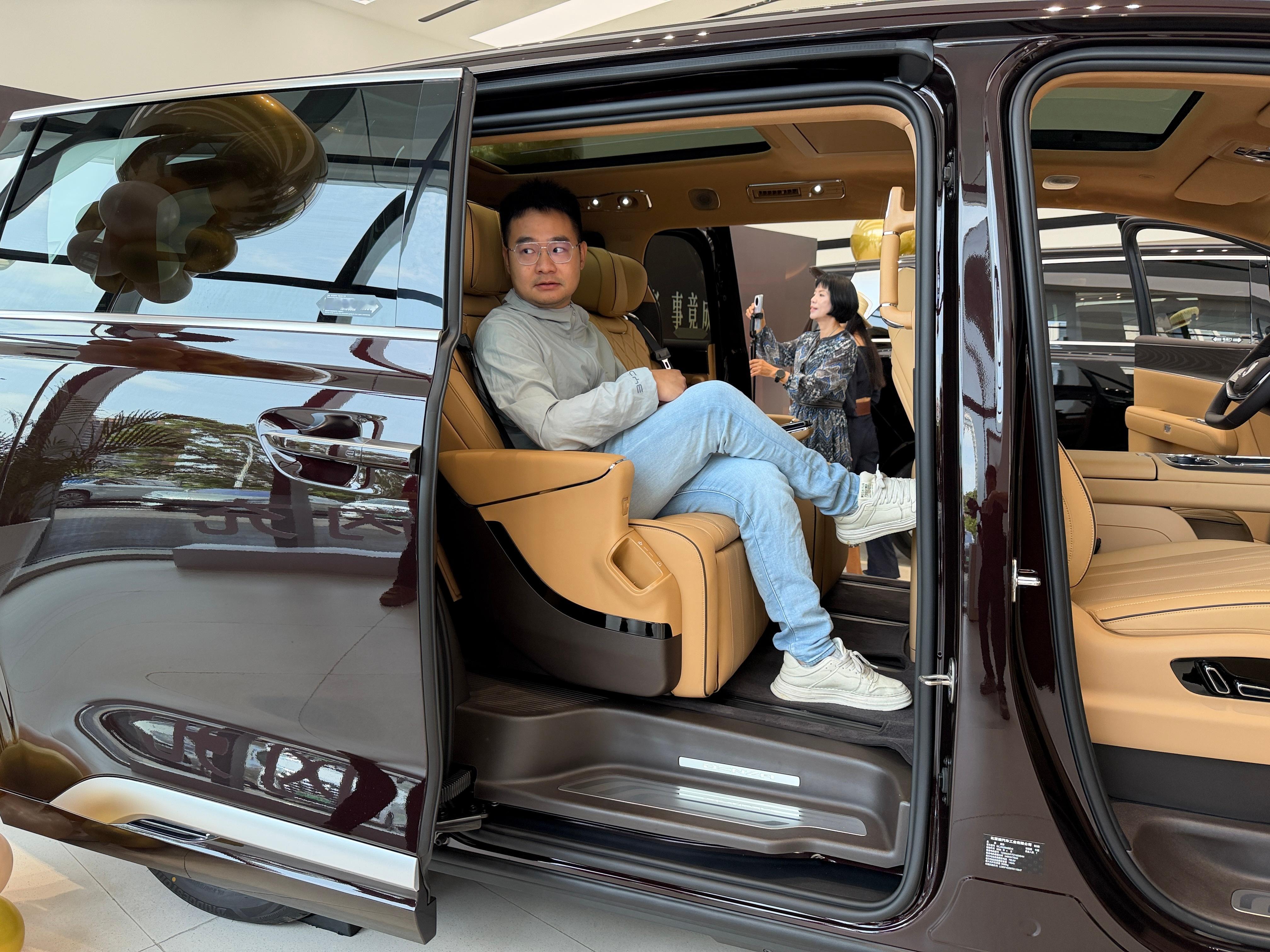 提车啦！恭喜各位新车主！前天才上市，今天就交付！第二代腾势D9首批已经到各位车主