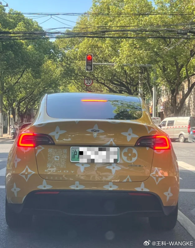车车，你成功地引起了我的注意，老钱风，扑鼻而来，带了点花香[笑cry] ​​​