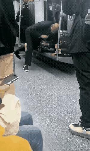 地铁上这一幕真的越看越让人心里

不舒服，真心想问大家，这样倚老

卖老的老人，