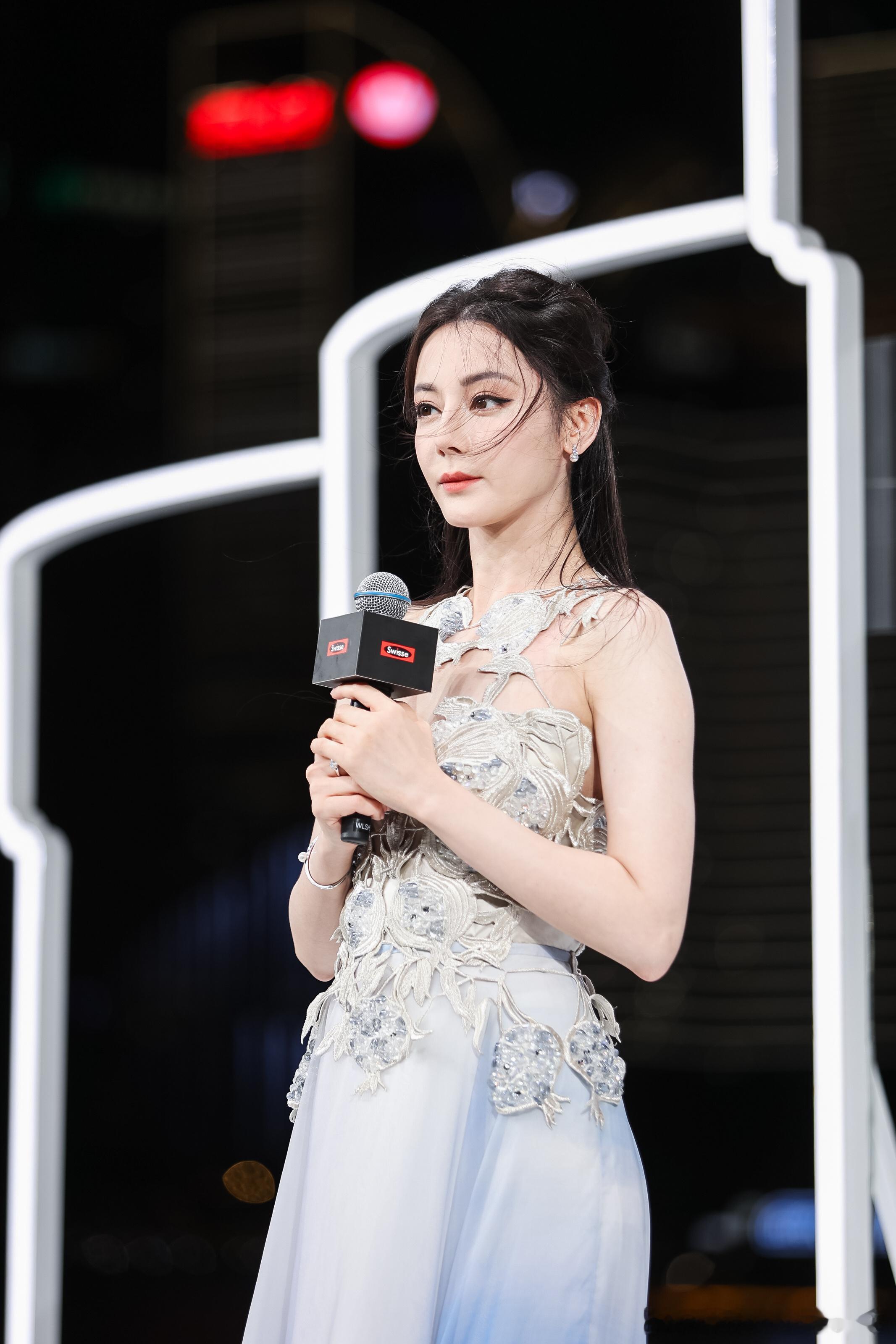 热巴怎么能漂亮成这样自然健康 自有越活越漂亮的节奏迪丽热巴蓝白镂空高定裙谁懂啊！