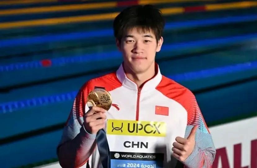 潘展乐在男子100米自由泳比赛中虽然夺冠，但成绩比较一般，只游出47秒53，和前