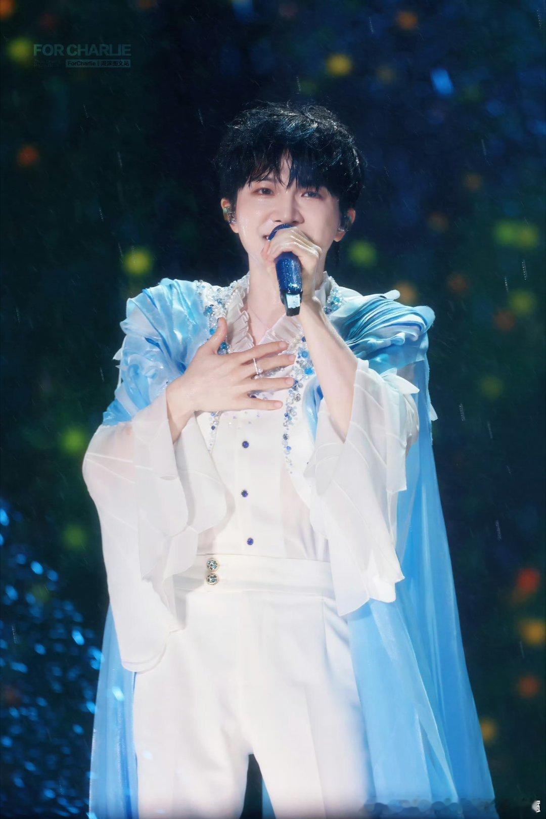 周深周深暴雨中演唱宿命感拉满 周深拒绝雨伞陪观众淋雨 看了那么多周深被雨淋的图，