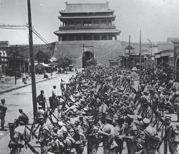 1950年冬夜的中南海，傅作义攥着那份写了又改的检讨，手心的汗几乎洇透纸背。
