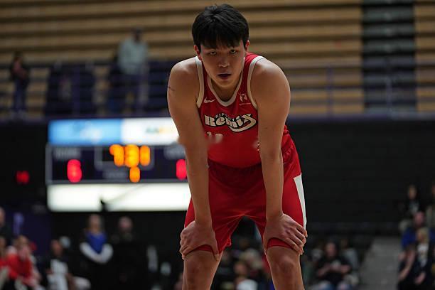 我感觉国内媒体人还是不太从一个客观的角度去评价杨瀚森的表现。比如这场打灰熊二队孟