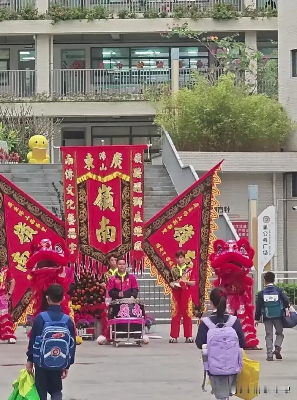 自爆IP广东佛山，
这是我们这边幼儿园和小学的开学的一幕！
简直了，绝了，太讲意