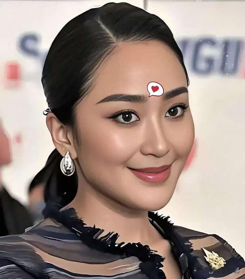 泰国前总理佩通坦不愧为为泰党精神领袖，当地时间12月25日，佩通坦不惜缺席父亲他