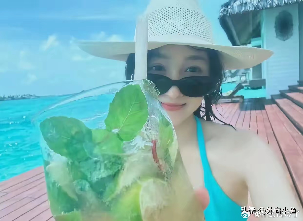 关晓彤海边度假照状态太吸睛了！一身穿湖蓝色比基尼，搭配草编帽和墨镜，在无边泳池边