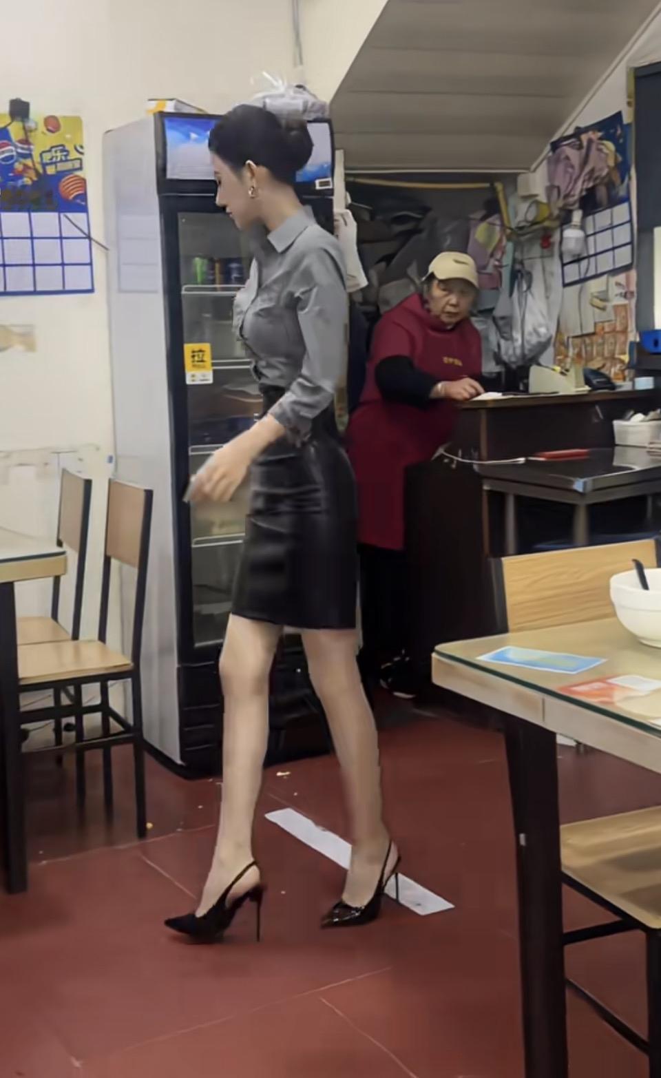 我站在南京回回鸭血粉丝汤店门口午后的阳光有些慵懒地洒在身上，我站在南京回回鸭血粉