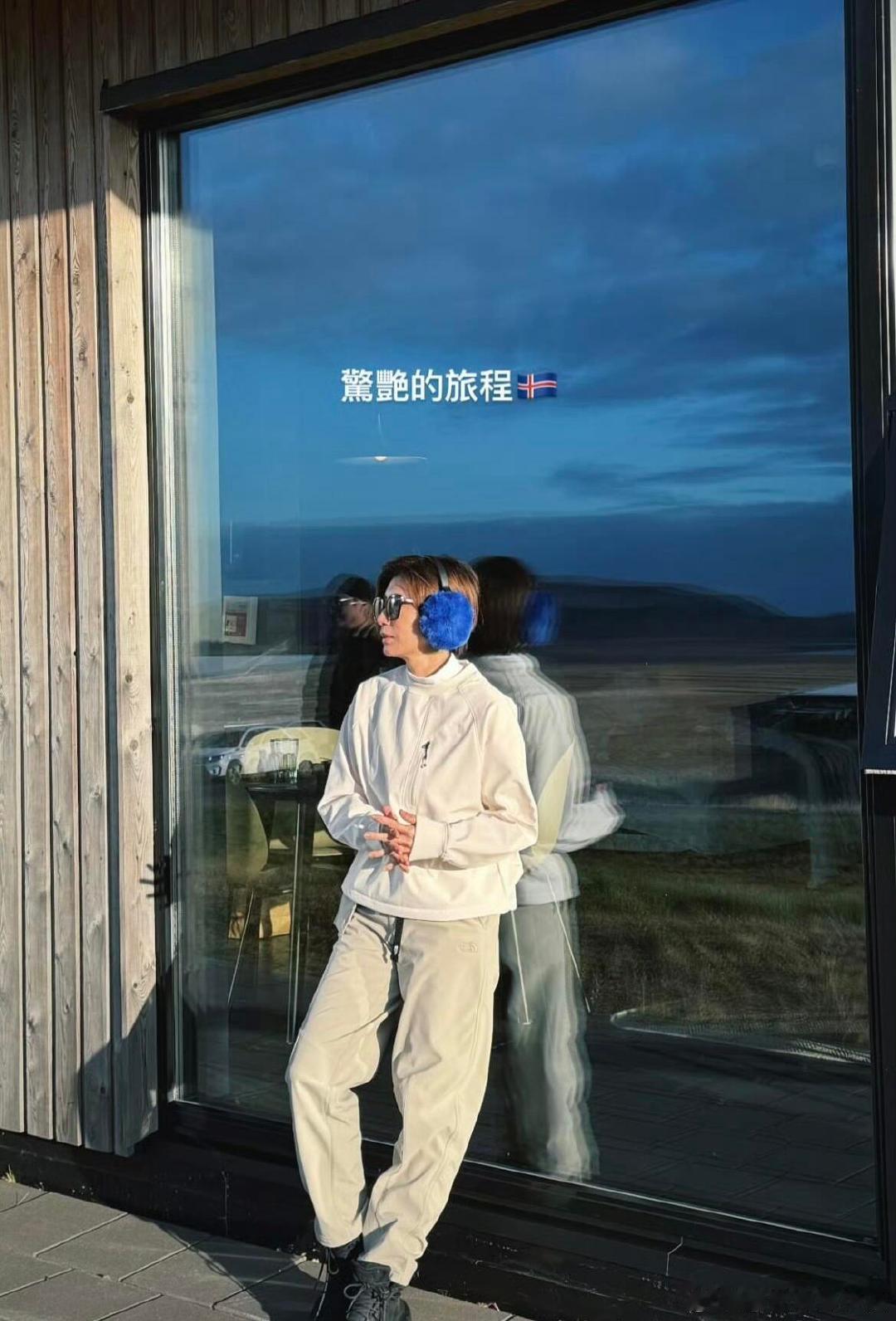 #贾静雯一家在冰岛看极光#贾静雯修杰楷一家去冰岛看极光了，贾静雯短发造型又酷又帅