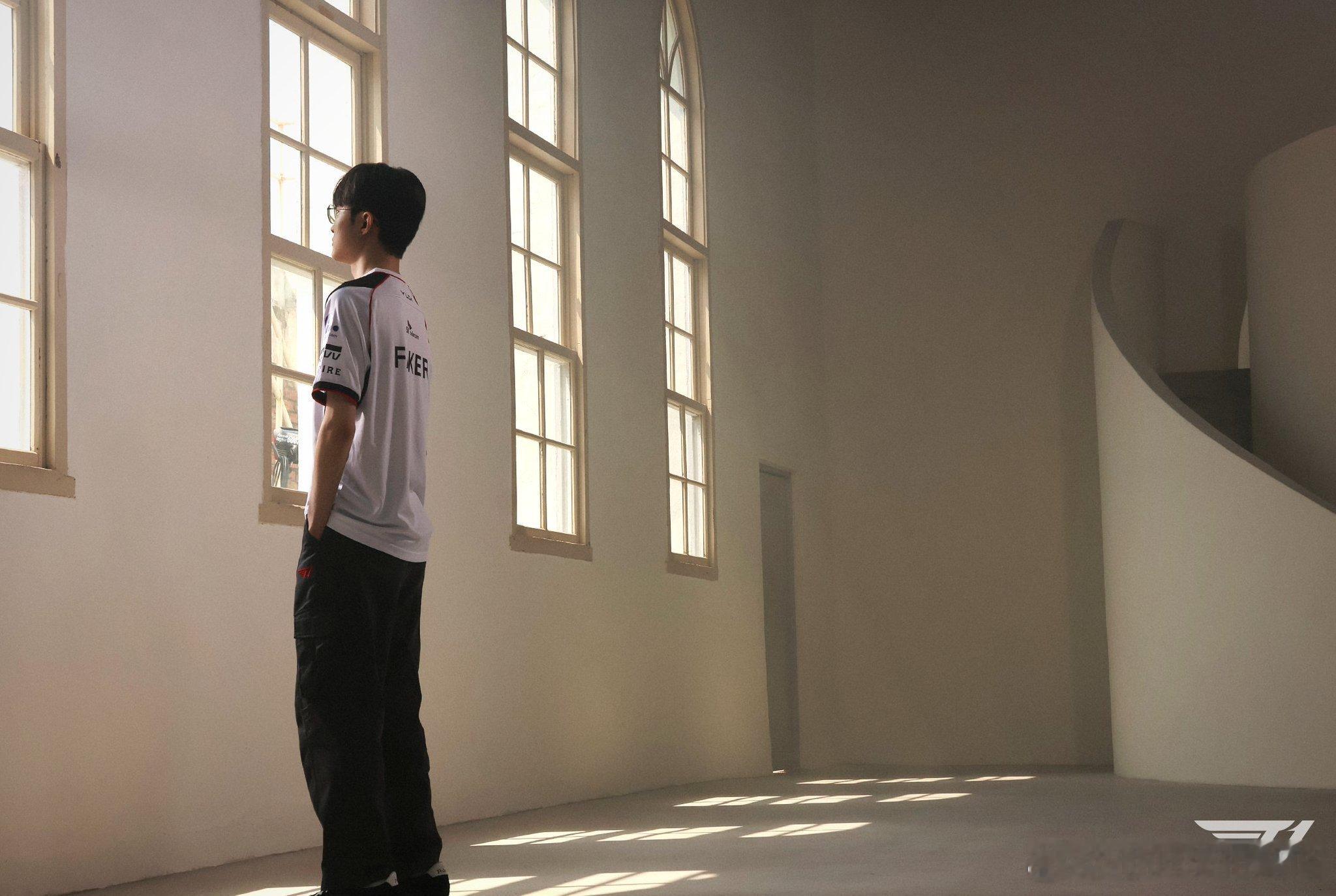 faker[超话] 虽然已经进了世界赛，但是希望今天可以赢下比赛。16:00打韩