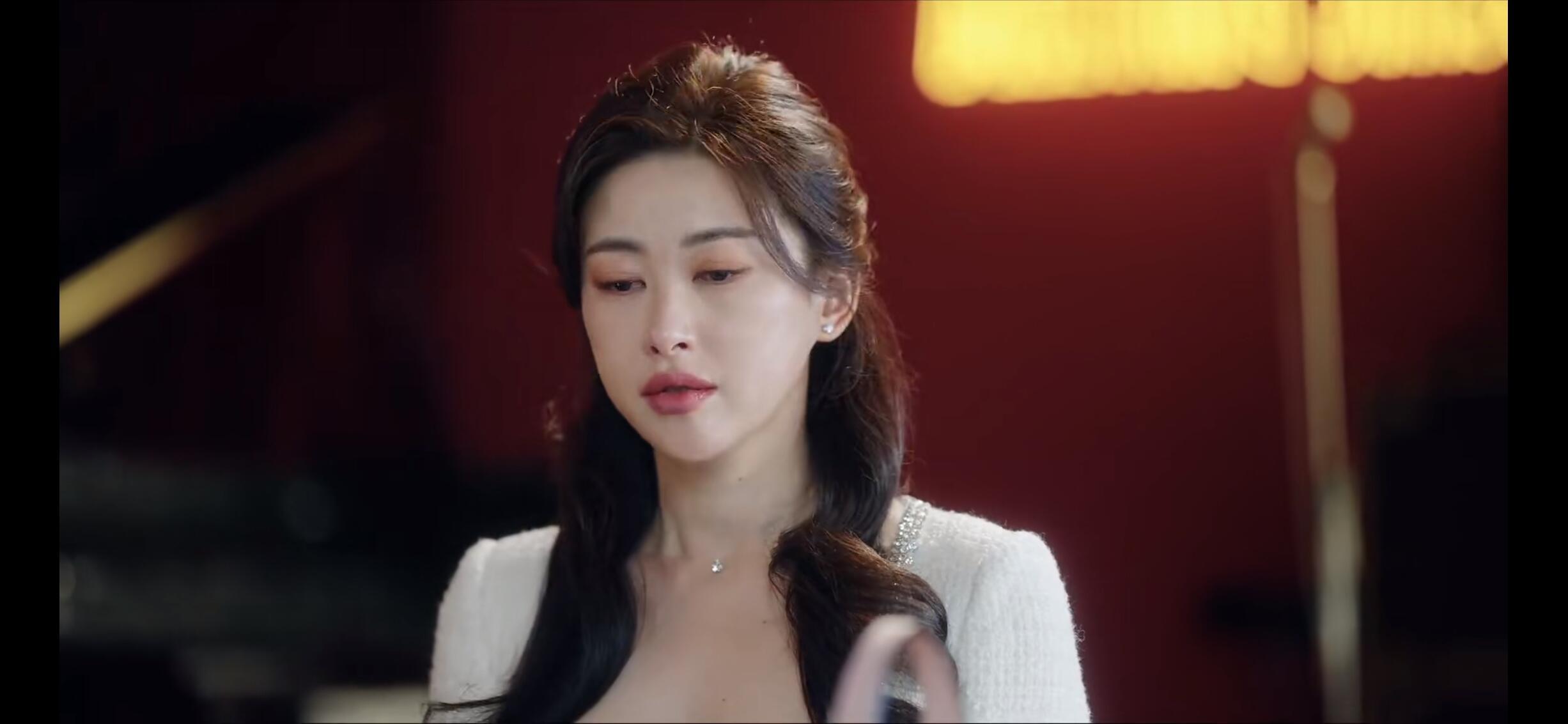 在《蜜语纪》里，许蜜语的生活满是无奈。她是养父养大，家人把她当报恩工具。姐姐借她