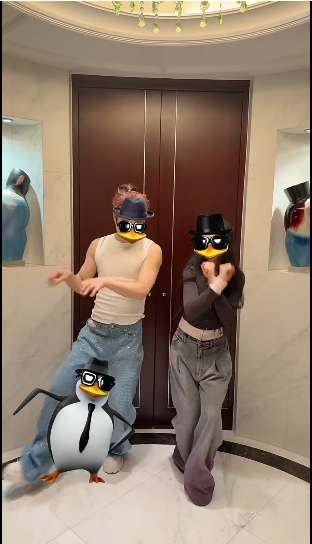 原来黄毛是亲爹，不愧是东北父女，搞笑程度直接拉满！黄毛的爸，俏皮的女儿，高雅人士