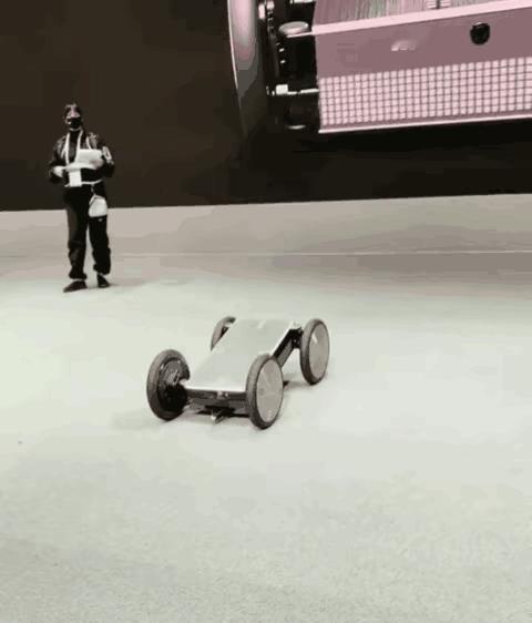 四轮机器人，没有想到也能这么灵活。