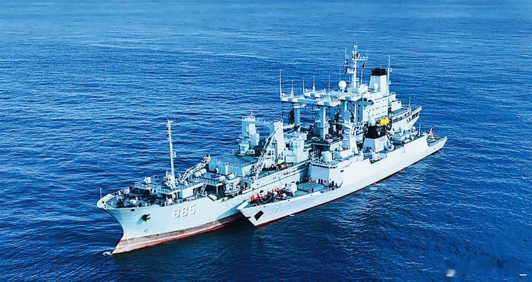 885青海湖舰与573柳州舰并靠补给 ：可能是因为青海湖舰的航速慢，近年并靠补给