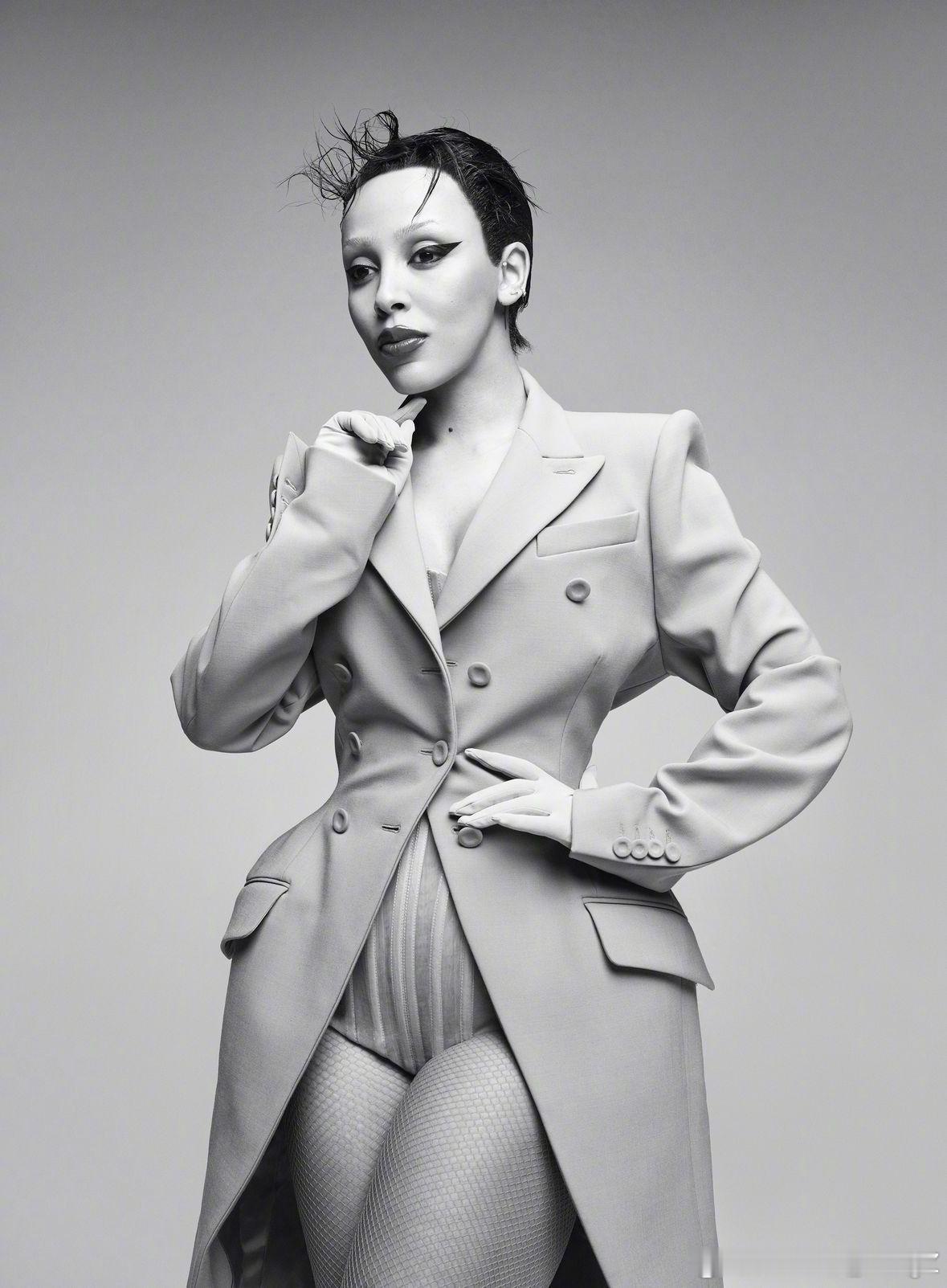 Doja Cat 身着 Saint Laurent 夏季系列，亮相美国版 VOG