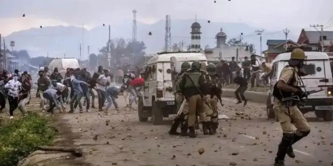 这帮恐怖分子真是疯了！一大早看完瓜达尔港被炸的新闻，血压直往上飙。

     